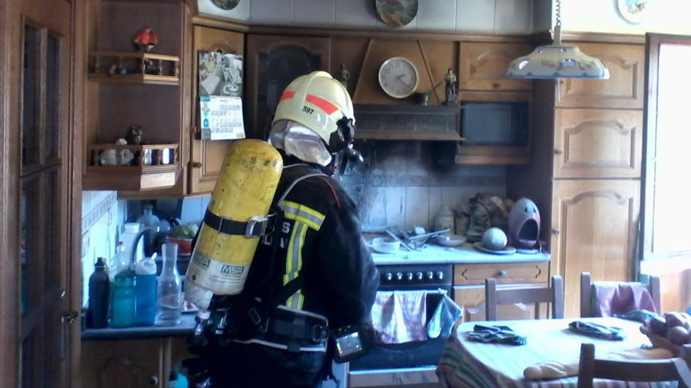 Los bomberos sofocan un incendio declarado en una cocina de una vivienda en Irurita BOMBEROS DE NAVARRA