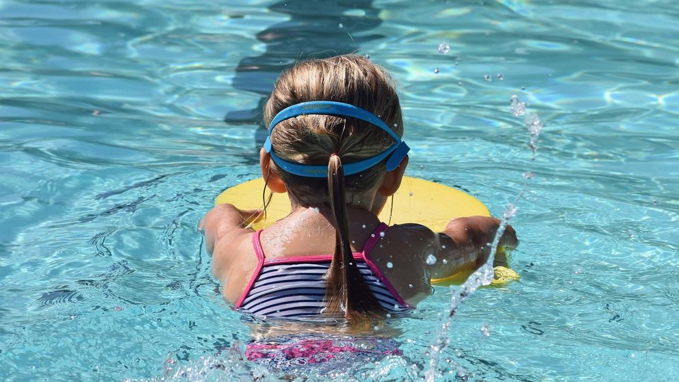 Una niña bañándose en una piscina ARCHIVO