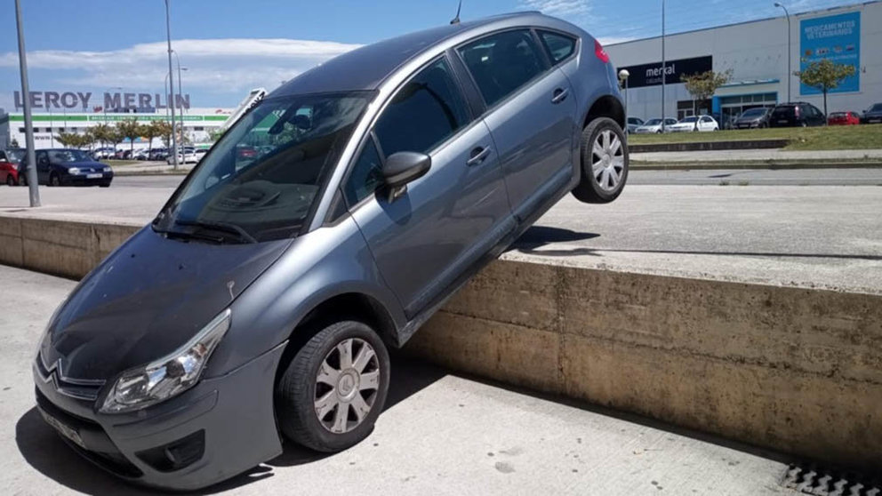 Un coche queda atrapado en el parking de La Morea. CEDIDA