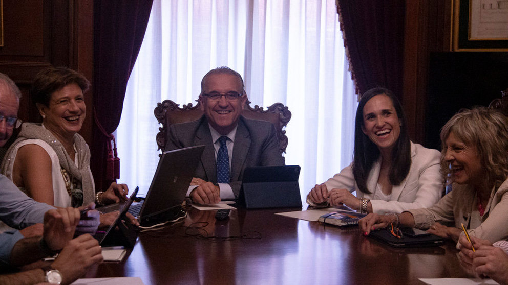 Reunión de la nueva Junta de Gobierno Local del Ayuntamiento de Pamplona, presidida por el alcalde, Enrique Maya. NOEMÍ VERA