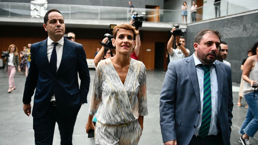 Ramón Alzórriz, María Chivite y Unai Hualde, momentos antes de la reunión en el Parlamento. PABLO LASAOSA
