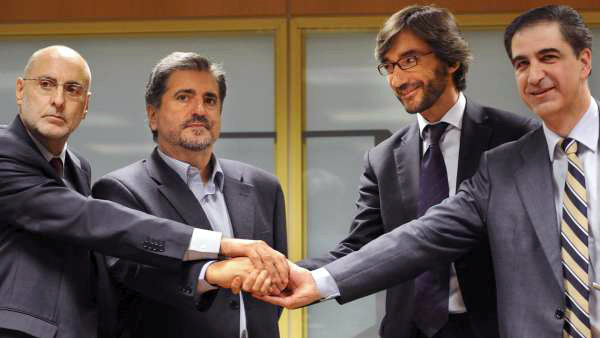 Firma del acuerdo por el PSE Ares y Eguiguren; por el PP Oyarzábal y Barreda.