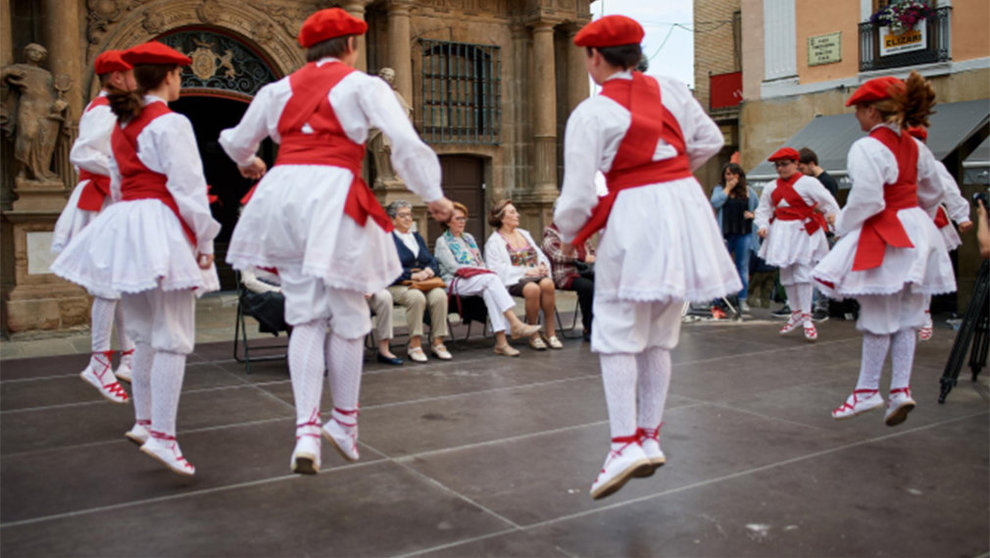 Reconocimiento a las dantzaris en el certamen Festa-El Bronce. CEDIDA