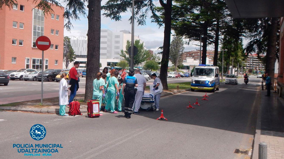 Las asistencias médicas atienden al hombre de 72 años atropellado a las puertas del Complejo Hospitalario de Navarra. POLICÍA MUNICIPAL DE PAMPLONA