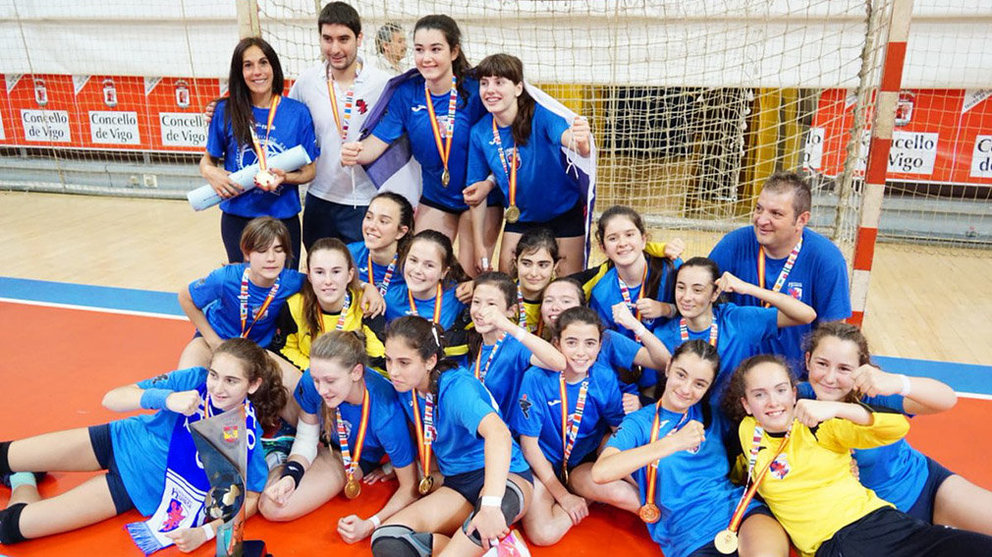 Equipo infantil femenino del balonmano Huarte, campeón de España. @FNBalonmano.