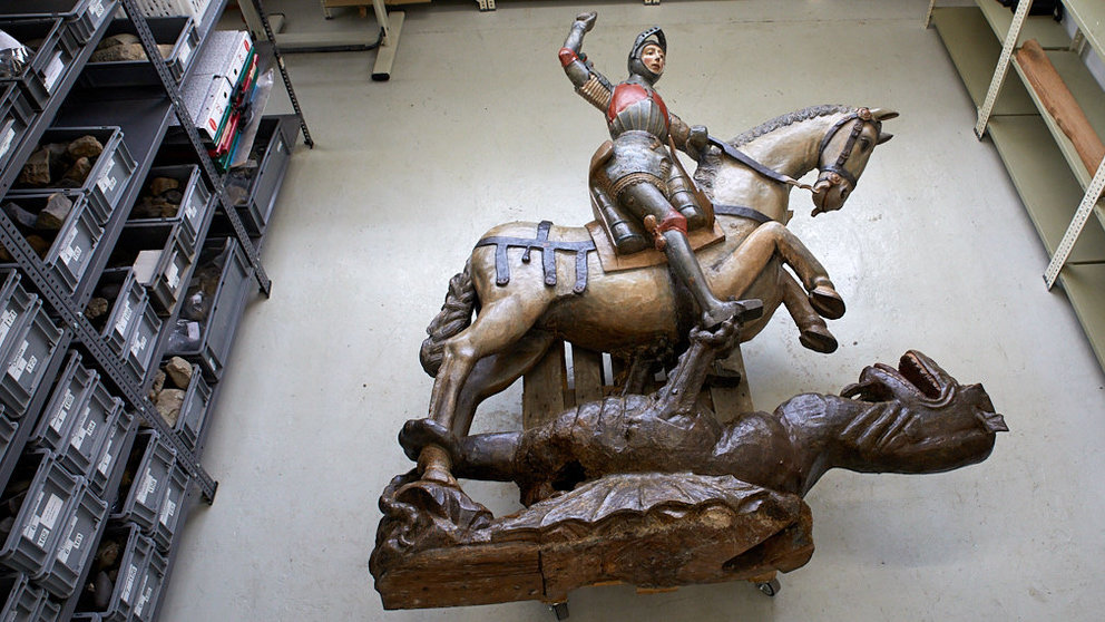 La talla del 'San Jorge de Estella' tras ser restaurada por los profesionales de restauración y patrimonio del Gobierno de Navarra. IÑIGO ALZUGARAY