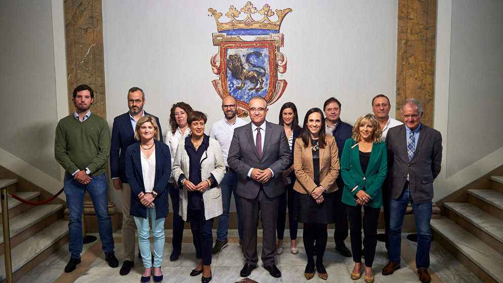 El alcalde de Pamplona, Enrique Maya, presenta la estructura de la nueva organización del Ayuntamiento de Pamplona. MIGUEL OSÉS