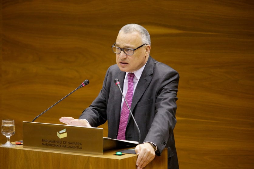 El defensor del pueblo durante una intervención en el pleno del Parlamento de Navarra CEDIDA