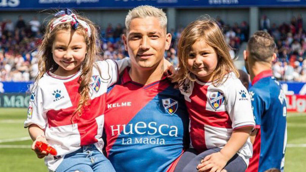 El delantero del Huesca Chimy Avila con sus dos hijas en El Alcoraz. @chimy337.