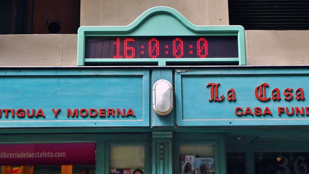 Imagen reciente del reloj sanferminero de la Casa del Libro a solo 16 días de San Fermín