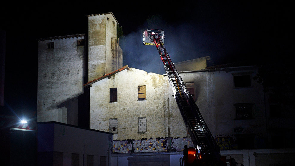 Los bomberos sofocan un incendio en una fabrica de Huarte. MIGUEL OSÉS