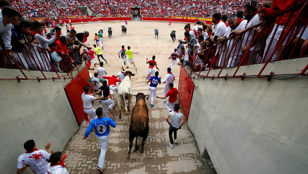 Ultimo encierro de San Fermín con toros de Miura en la entrada a la plaza 10 REUTERS
