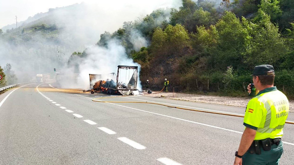 Camión ardiendo en las inmediaciones del túnel de Almandoz. GUARDIA CIVIL