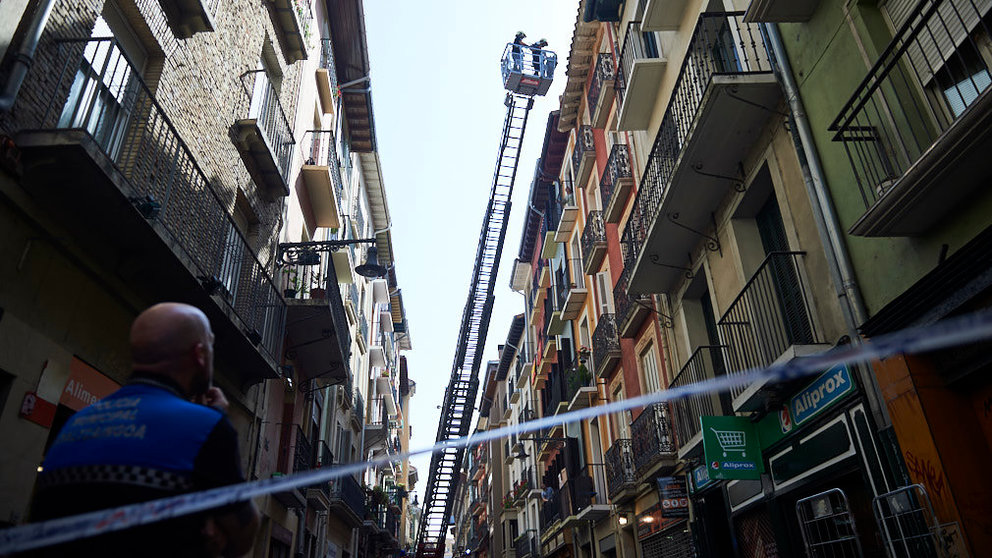 La policia municipal corta la calle San Antón para que los bomberos retiren una cornisa con peligro de desprendimiento. MIGUEL OSÉS
