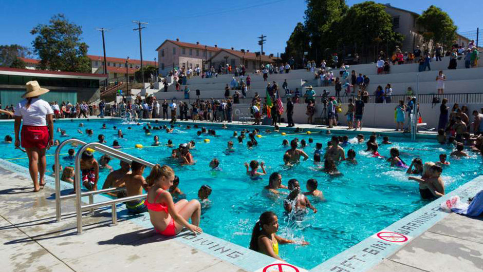 Imagen de una piscina repleta de bañistas durante un día de fuerte calor Foto ARCHIVO EFE