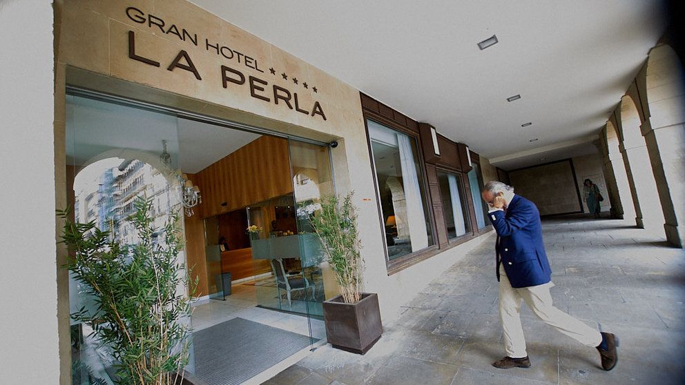 Hotel &#39;La Perla&#39; en la Plaza del Castillo de Pamplona. IÑIGO ALZUGARAY
