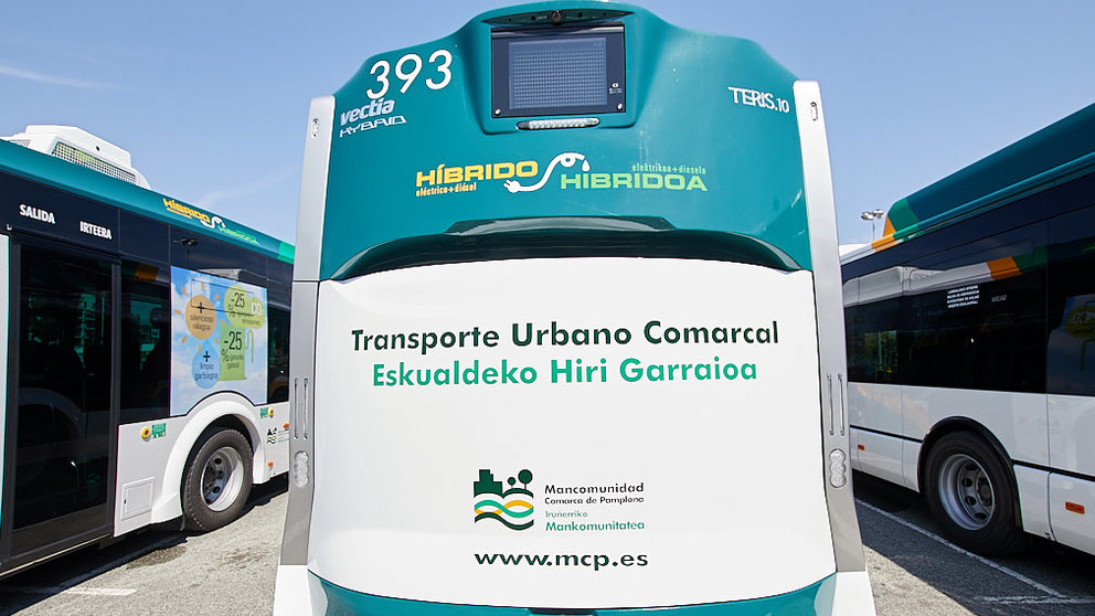El presidente de la Mancomunidad de la Comarca de Pamplona, Aritz Ayesa, presenta los nuevos autobuses del Transporte Urbano Comarcal. IÑIGO ALZUGARAY