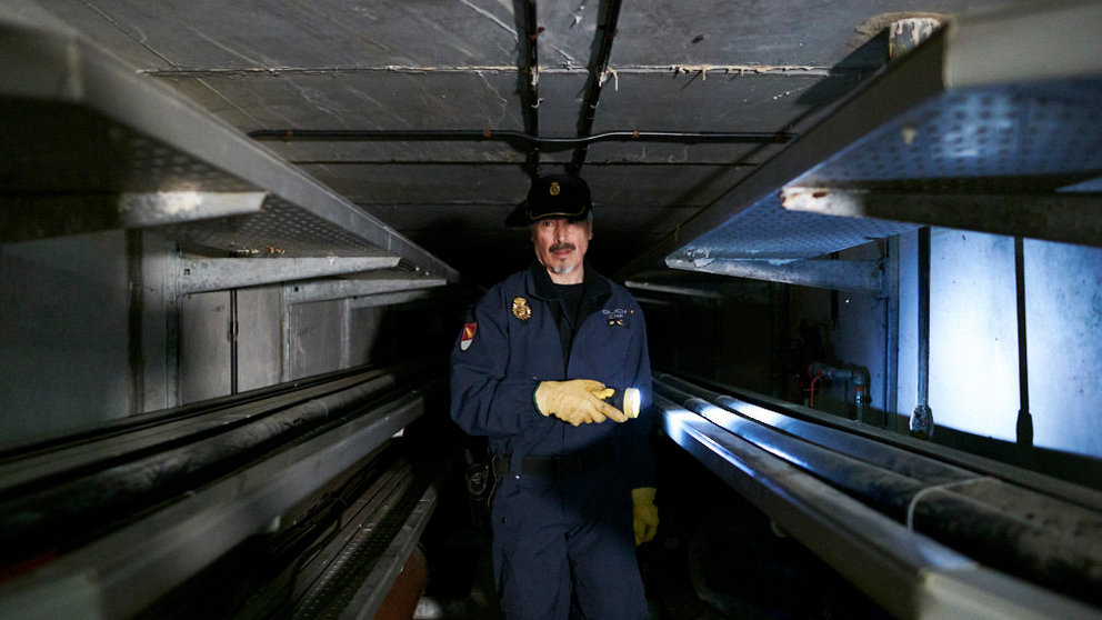 La unidad de subsuelo de Policía Nacional inspecciona los túneles subterráneos de Pamplona el día antes de que empieze San Fermín 2019. PABLO LASAOSA 12