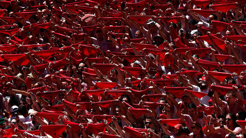 Una multitud levanta sus pañuelos durante la celebración de los Sanfermines. ARCHIVO
