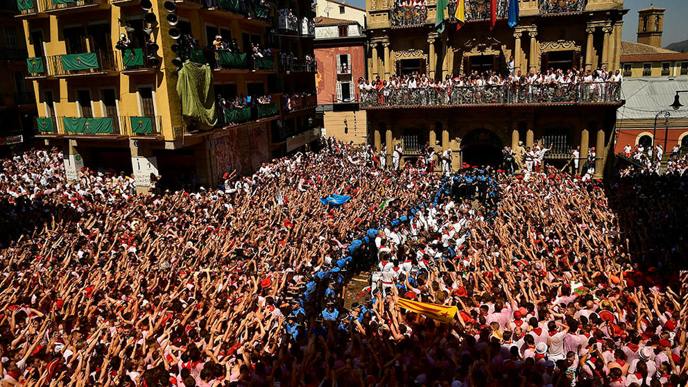 Pamplona celebra ya sus Sanfermines tras el tradicional Chupinazo desde la Plaza Consistorial. AFP / REUTERS