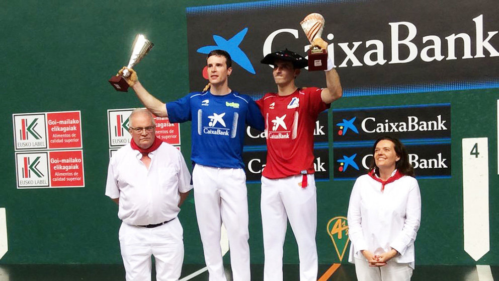 Los pelotaris Jokin Altuna e Iñaki Artola muestran sus trofeos en el podio del Labrit. José Mari Esparza.