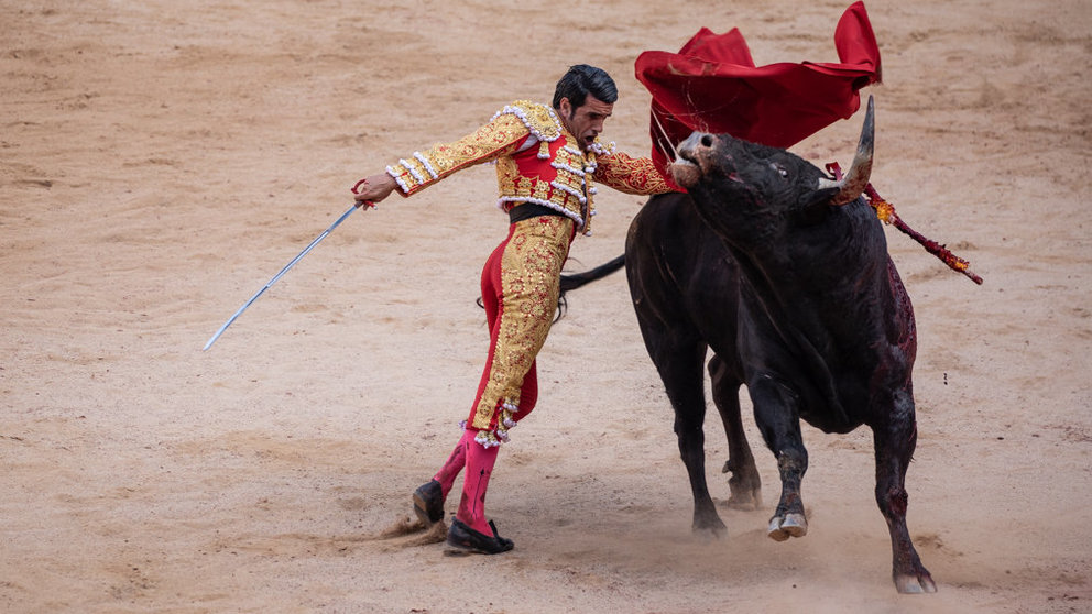 Una plaza abarrotada disfruta de la primera corrida de toros de San Fermín en Pamplona. MAITE H. MATEO