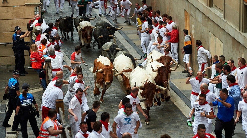 Tercer encierro de las fiestas de sanfermin de 2019 con toros de la ganaderia de José Escolar en el tramo del Ayuntamiento. MIGUEL OSÉS