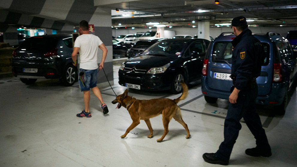La unidad canina y de subsuelo de Policía Nacional inspecciona un parking de Pamplona en busca de droga. PABLO LASAOSA 4