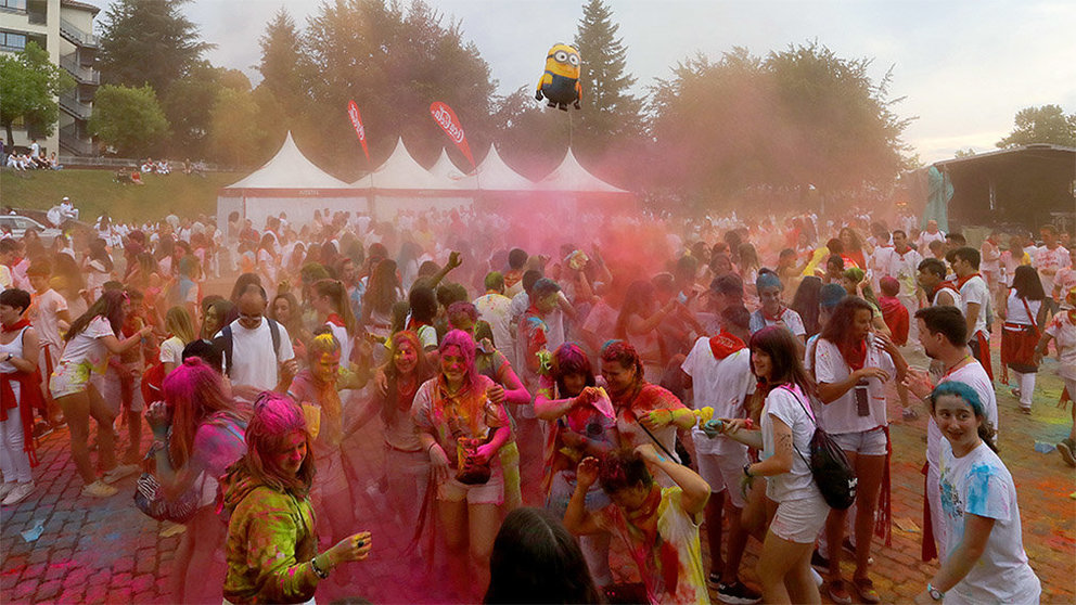 Fiesta Holy con kilos de polvos de colores en la Zona Joven de la Plaza de los Fueros durante los Sanfermines AYUNTAMIENTO DE PAMPLONA