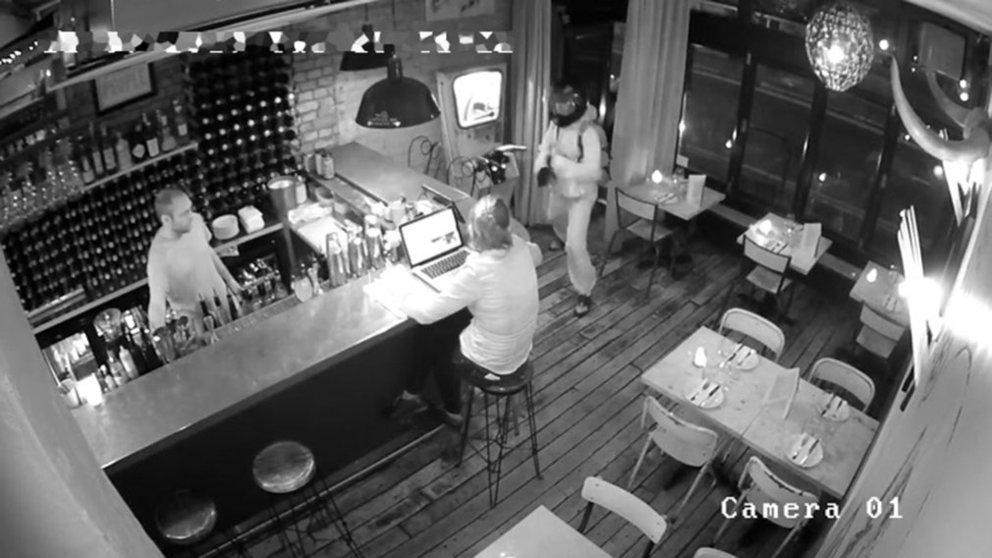 Imagen de la cámara de seguridad de un bar grabando a los empleados y clientes del establecimiento comercial ARCHIVO