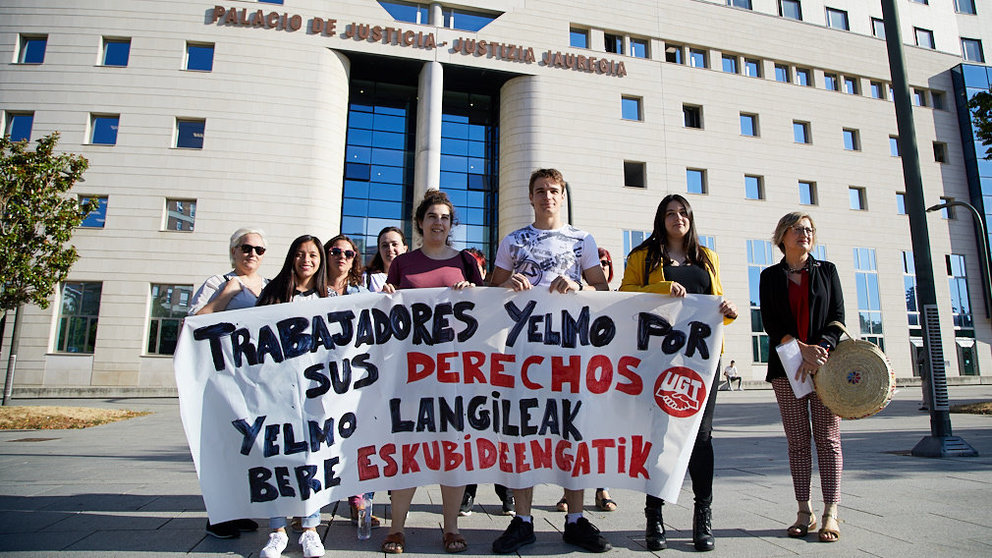 Concentración de la plantilla de Yelmo Films (Cines Itaroa) con motivo del inicio del juicio por 'vulneración del derecho a la huelga'. IÑIGO ALZUGARAY