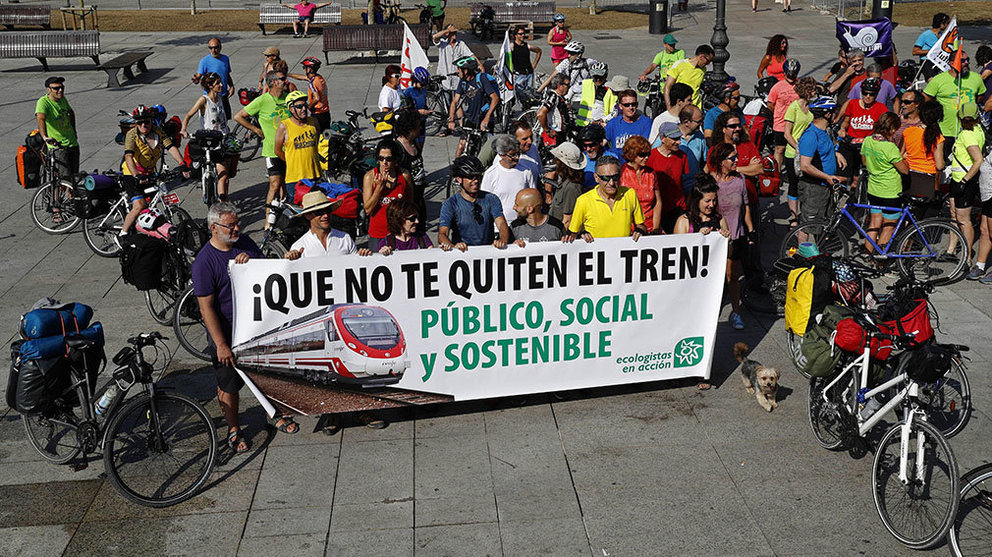 GRAF6910. PAMPLONA (NAVARRA), 20/07/2019.- Una marcha ciclista, organizada por la organización estatal "Con Bici", ha partido este sábado de la Plaza del Castillo de Pamplona bajo el lema "No al despilfarro de la alta velocidad" en su apuesta por una movilidad sostenible "que forme parte de la solución a la urgencia climática que estamos viviendo y vamos a padecer en las próximas décadas". EFE/Villar López