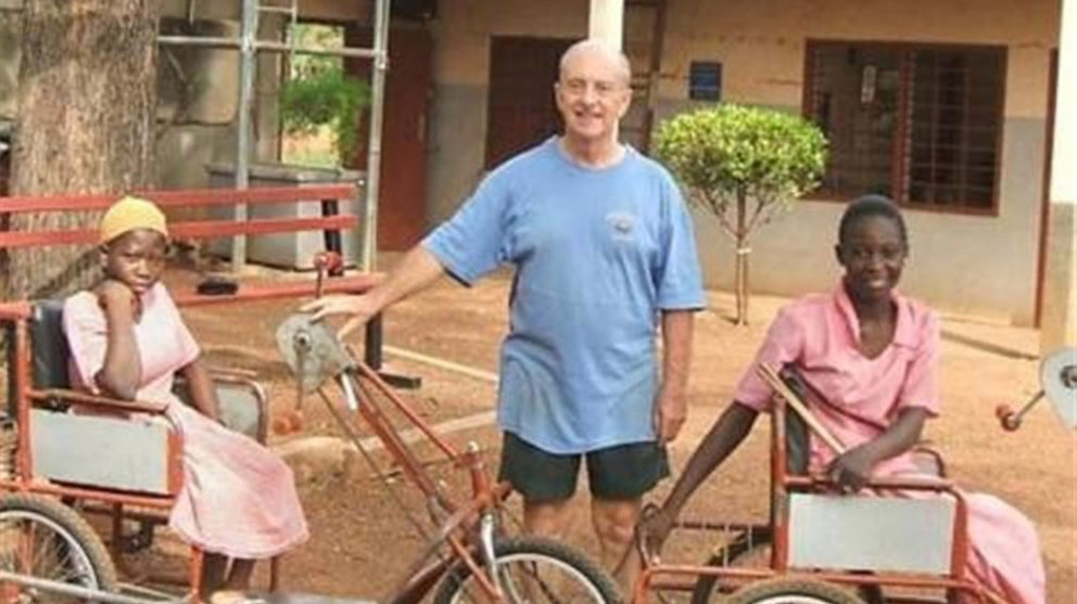 El misionero británico Trevor Robinson junto a los triciclos que ha fabricado en Ghana. CEDIDA
