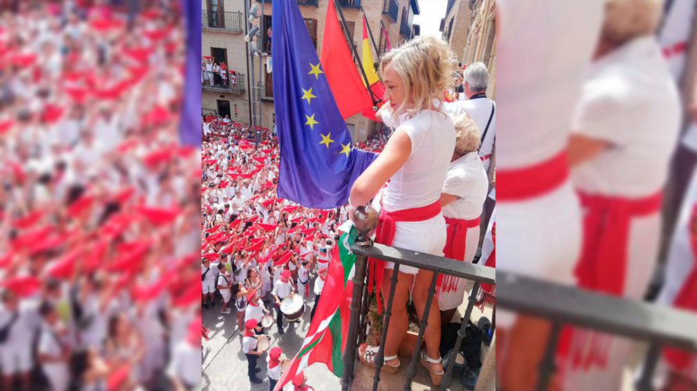 Ikurriña en el balcón del Ayuntamiento de Viana durante el comienzo de las fiestas CEDIDA
