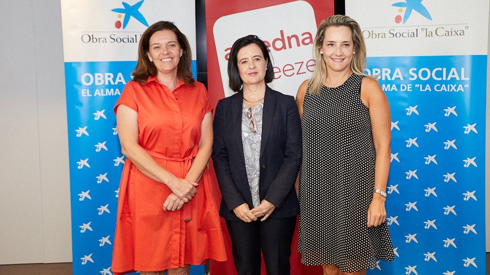 La presidenta de AMEDNA, Cristina Sotro, y la directora territorial de CaixaBank en Navarra, Ana Diez Fontana, presentan el proyecto 'Mujer emprende'. IÑIGO ALZUGARAY