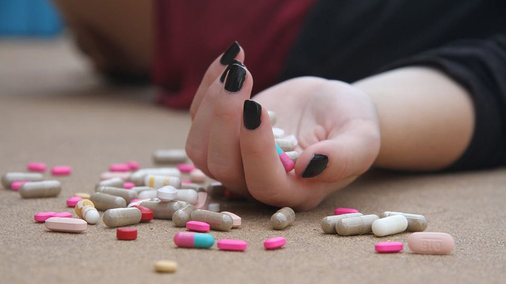 Una persona en el suelo junto a varias pastillas ARCHIVO