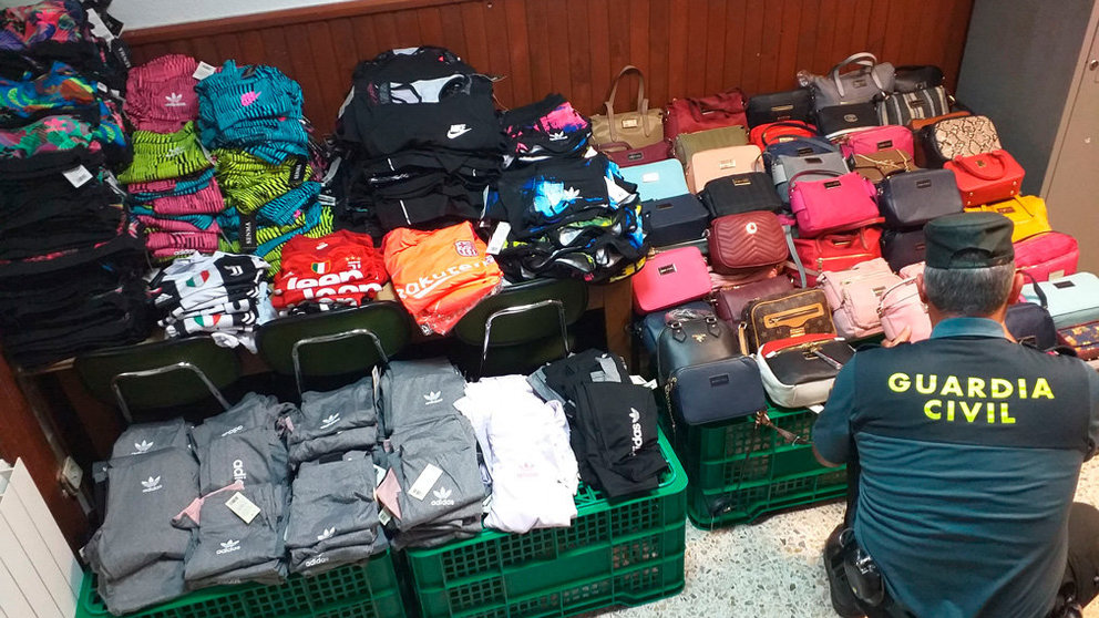 La Guardia Civil se incauta de más de 800 prendas falsificadas que iban a ser vendidas en las fiestas de Puente la Reina. CEDIDA