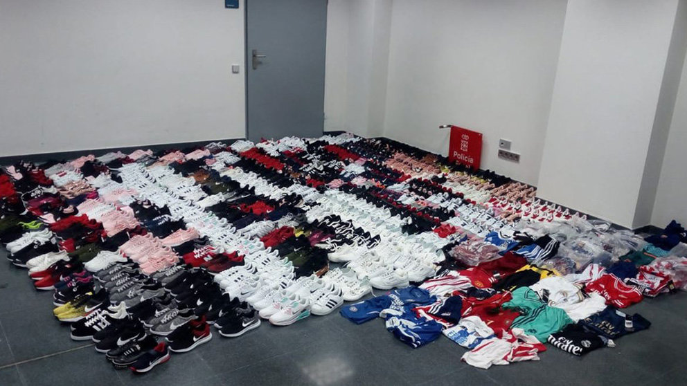 Varias zapatillas y camisetas de fútbol incautadas por la Policía Foral POLICÍA FORAL