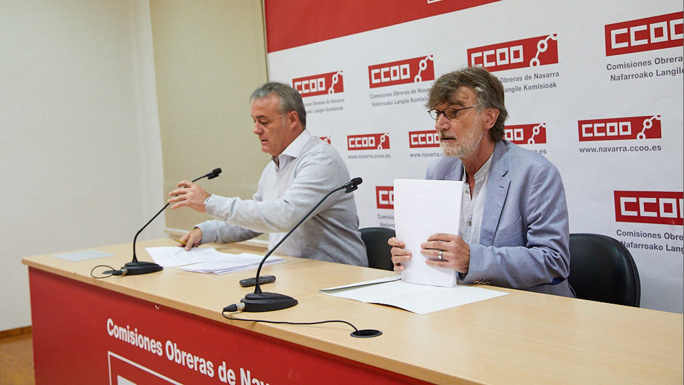 Chechu Rodríguez y Alfredo Sanz presentan un informe de CCOO sobre las horas extras no pagadas. IÑIGO ALZUGARAY
