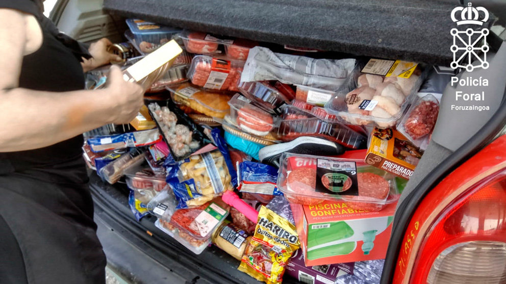 El maletero del vehículo en el que se encontró gran cantidad de comida robada en supermercados navarros. POLICÍA FORAL