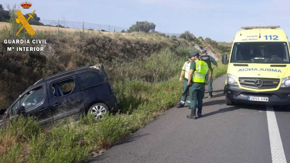 Una familia ha resultado herida en un accidente registrado en la Autopista de Navarra, AP15, que ha sido atendido por la Guardia Civil Foto GUARDIA CIVIL