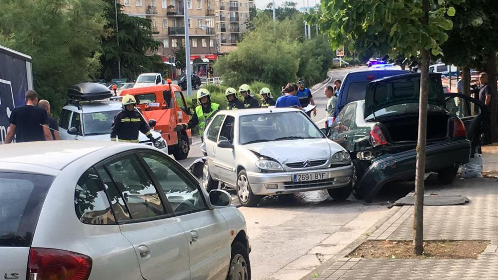 Accidente con 4 heridos y 5 vehículos implicados en la avenida Baja Navarra, en la zona del barrio pamplonés de San Jorge CEDIDA