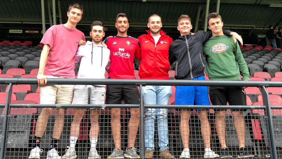 Los seis aficionados rojillos en el estadio Goffert del NEC Nijmegen. OSASUNA