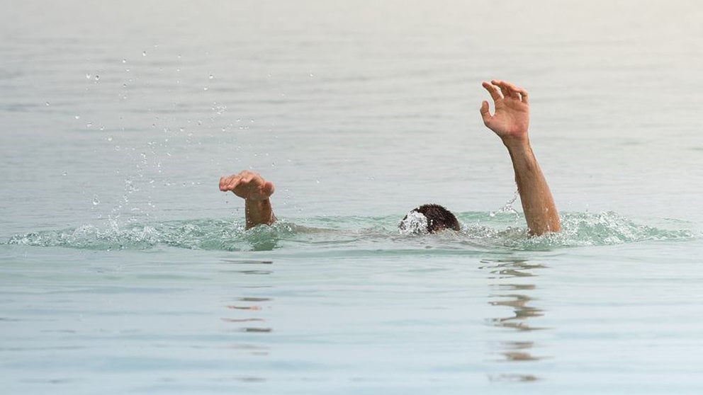 Imagen de una persona ahogándose en el mar ARCHIVO