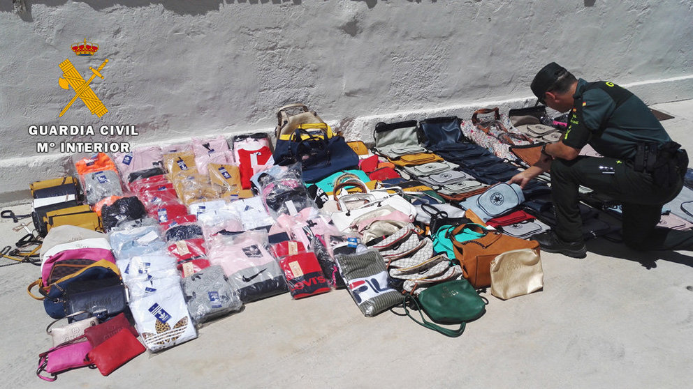 Prendas de ropa ilegales que se han incautada en varias localidades navarras. GUARDIA CIVIL