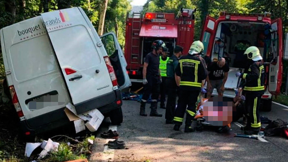 Accidente en Burguete en el que ha resultado herido grave un conductor de una furgoneta. GUARDIA CIVIL