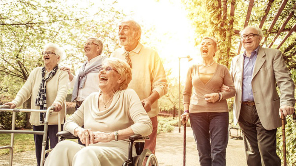 Imagen de varias personas mayores caminando en silla de ruedas, con andador o con bastón a través de un paseo como una actividad para fomentar el envejecimiento activo. ARCHIVO