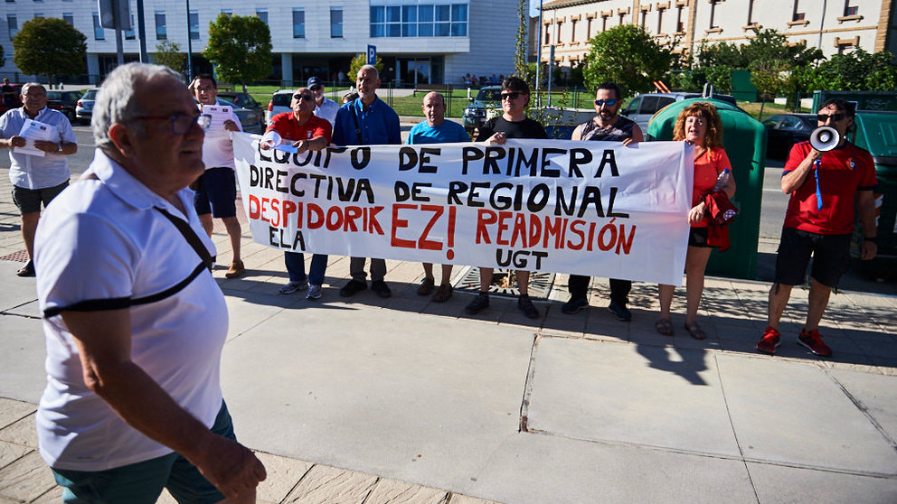 El presidente de Osasuna, Luis Sabalza, camina delante de la concentración de trabajadores del Club. PABLO LASAOSA