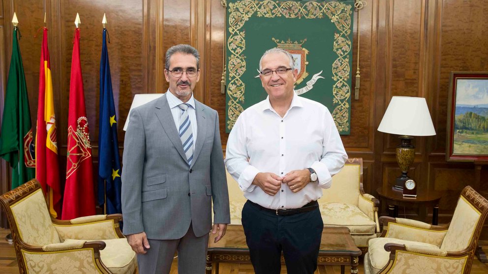 Recibimiento del alcalde de Pamplona Enrique Maya al presidente de trabajadores autonomos 