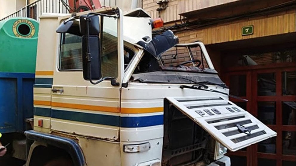 El camión de la Mancomunidad de Residuos de la Ribera que ha impactado contra el Ayuntamiento de Cascante. LA VOZ DE LA RIBERA